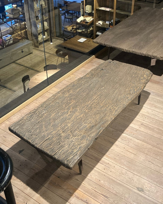 Authentieke houten salontafel met metalen pootjes