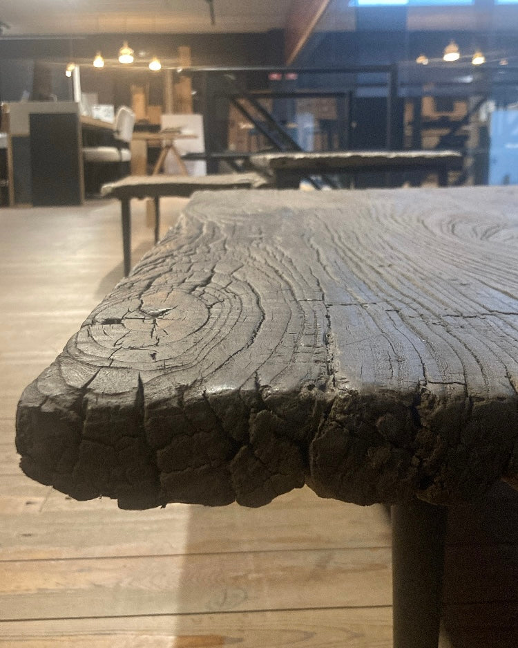 Authentieke houten salontafel met metalen pootjes