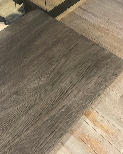 Authentieke houten salontafel met metalen pootjes